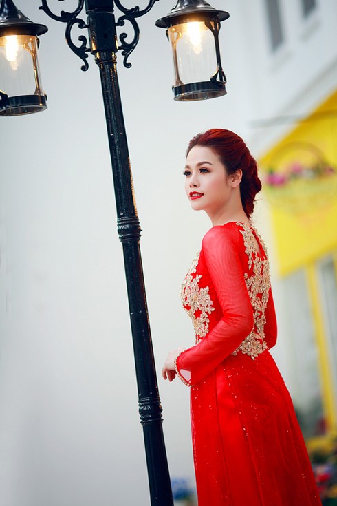 Nhật Kim Anh quyến rũ với áo dài ren đỏ rực - ảnh 9