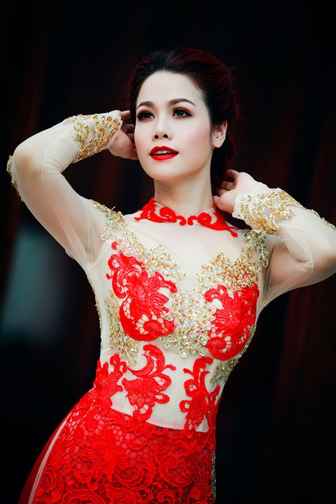 Nhật Kim Anh quyến rũ với áo dài ren đỏ rực - ảnh 1