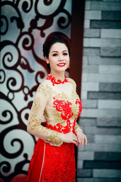 Nhật Kim Anh quyến rũ với áo dài ren đỏ rực - ảnh 4