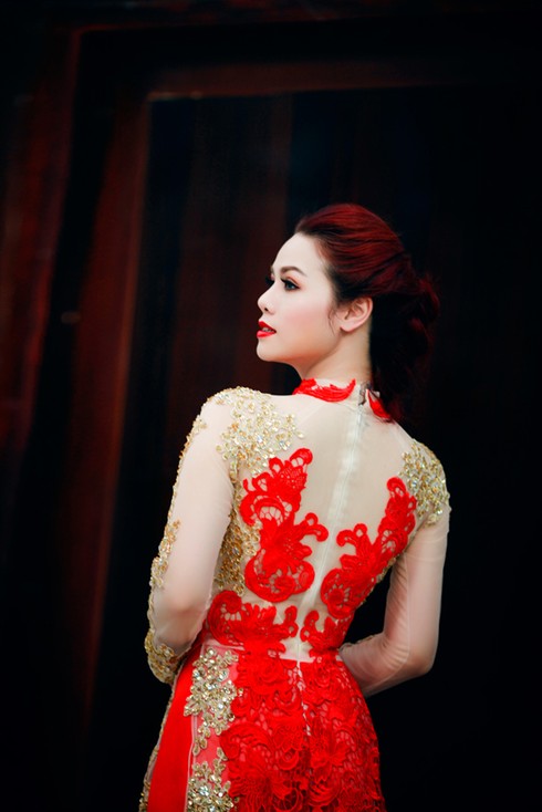 Nhật Kim Anh quyến rũ với áo dài ren đỏ rực - ảnh 6