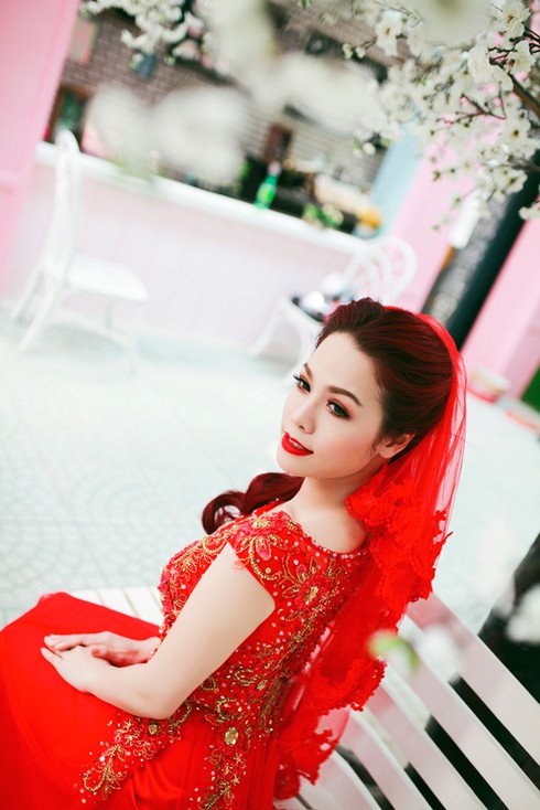 Nhật Kim Anh quyến rũ với áo dài ren đỏ rực - ảnh 7