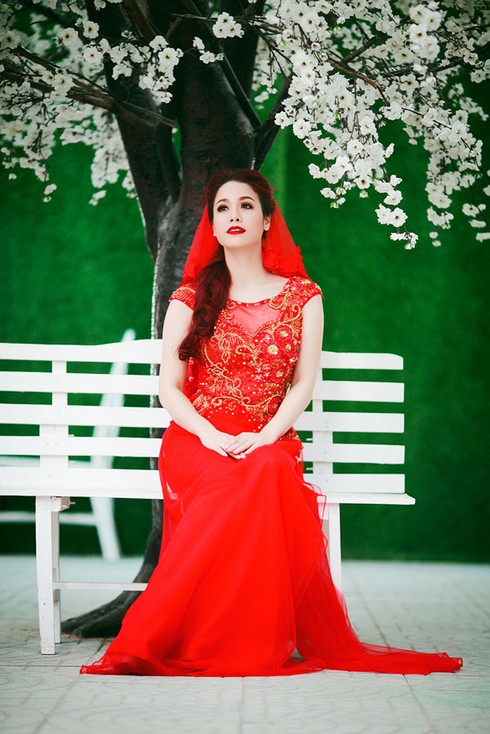Nhật Kim Anh quyến rũ với áo dài ren đỏ rực - ảnh 3