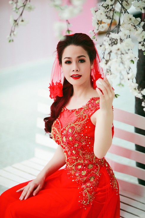 Nhật Kim Anh quyến rũ với áo dài ren đỏ rực - ảnh 12