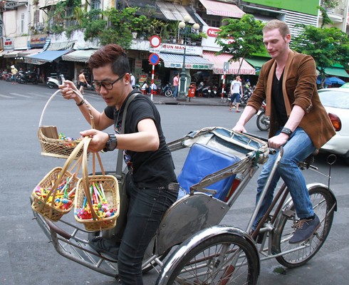Chàng tây Kyo York đạp xích lô đi làm từ thiện - ảnh 5