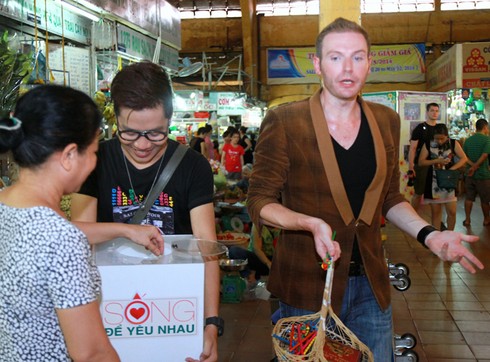 Chàng tây Kyo York đạp xích lô đi làm từ thiện - ảnh 7