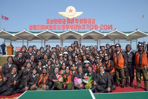 Lộ ảnh vợ chồng ông Kim Jong-un xem không quân trình diễn - ảnh 12