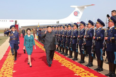 Lộ ảnh vợ chồng ông Kim Jong-un xem không quân trình diễn - ảnh 3
