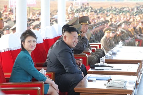 Lộ ảnh vợ chồng ông Kim Jong-un xem không quân trình diễn - ảnh 5