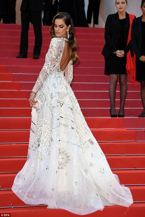 Siêu mẫu nội y sexy nổi bật, hút 'rừng' ống kính ở thảm đỏ Cannes - ảnh 3