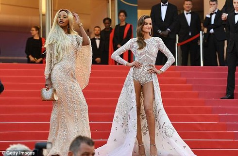 Siêu mẫu nội y sexy nổi bật, hút 'rừng' ống kính ở thảm đỏ Cannes - ảnh 9