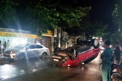 Ô tô tông lật ngửa, tài xế may mắn thoát chết - ảnh 1