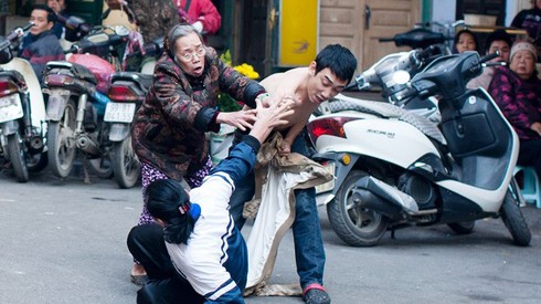 Thanh niên xăm trổ cầm kéo đâm phụ nữ giữa phố - ảnh 1