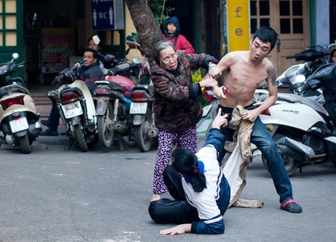 Thanh niên xăm trổ cầm kéo đâm phụ nữ giữa phố - ảnh 2