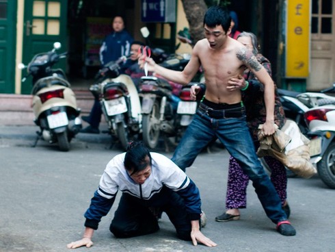 Thanh niên xăm trổ cầm kéo đâm phụ nữ giữa phố - ảnh 3