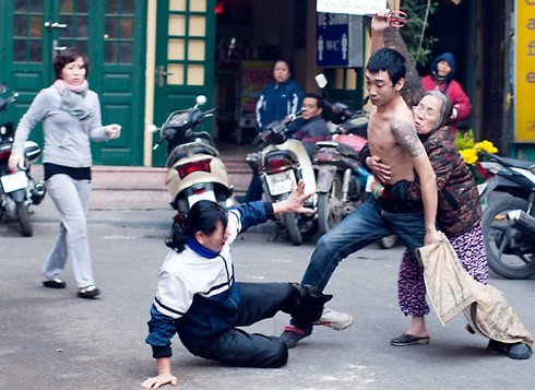 Thanh niên xăm trổ cầm kéo đâm phụ nữ giữa phố - ảnh 4