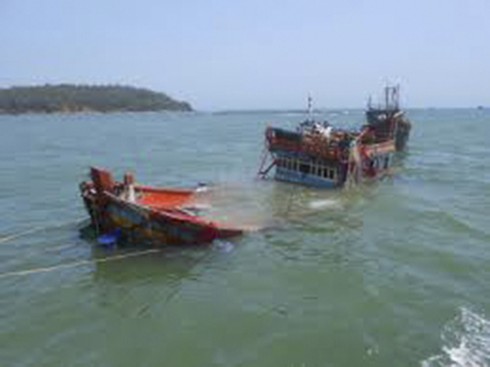Bình Định: Cứu sống 3 ngư dân bị chìm tàu gần đảo Lý Sơn - ảnh 1