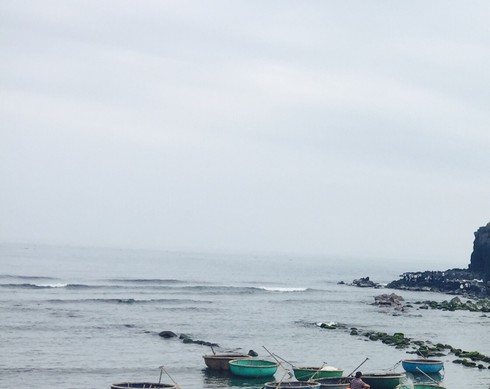 Hai học sinh lớp 5 đuối nước thương tâm, cảnh báo gành đá nguy hiểm - ảnh 1