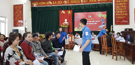Khám bệnh cho công nhân nghèo - ảnh 1