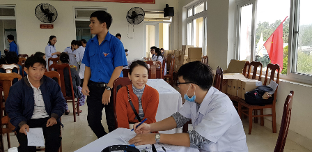 Khám bệnh cho công nhân nghèo - ảnh 3