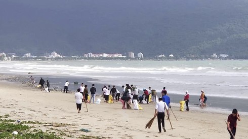 Tuổi trẻ Đà Nẵng chung tay dọn vệ sinh sau ngập lụt - ảnh 5