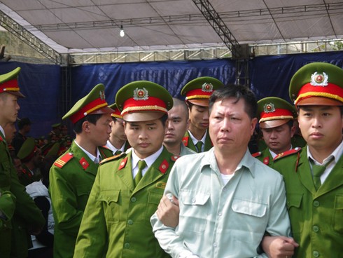 ẢNH: Khóc cười sau phiên tòa 30 án tử hình. - ảnh 14