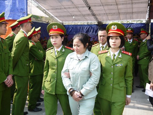 ẢNH: Khóc cười sau phiên tòa 30 án tử hình. - ảnh 8