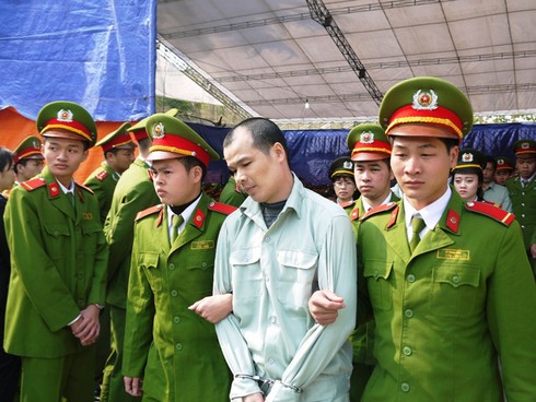 ẢNH: Khóc cười sau phiên tòa 30 án tử hình. - ảnh 9