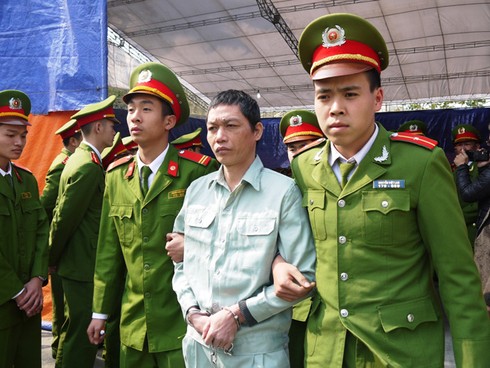 ẢNH: Khóc cười sau phiên tòa 30 án tử hình. - ảnh 3