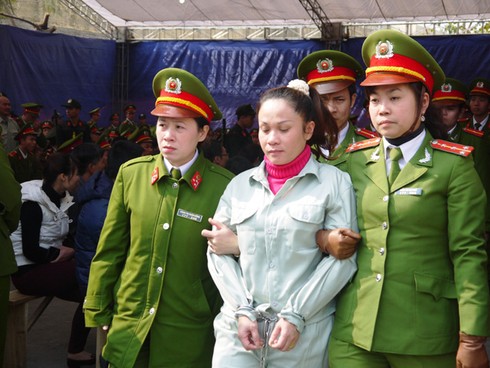 ẢNH: Khóc cười sau phiên tòa 30 án tử hình. - ảnh 5