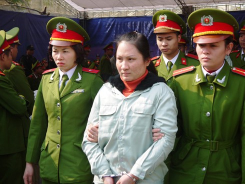 ẢNH: Khóc cười sau phiên tòa 30 án tử hình. - ảnh 4