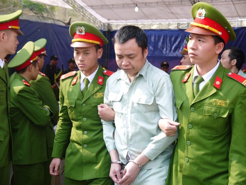 ẢNH: Khóc cười sau phiên tòa 30 án tử hình. - ảnh 2