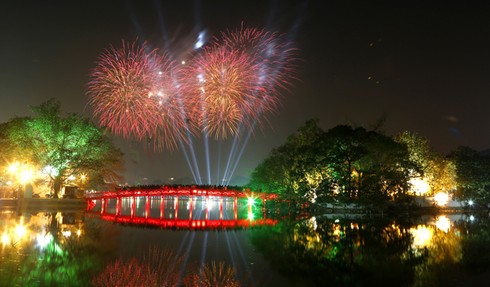 Hồ Gươm lung linh pháo hoa đêm Giao thừa - ảnh 16