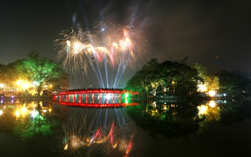 Hồ Gươm lung linh pháo hoa đêm Giao thừa - ảnh 15
