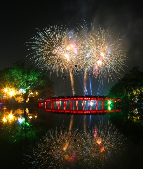 Hồ Gươm lung linh pháo hoa đêm Giao thừa - ảnh 12