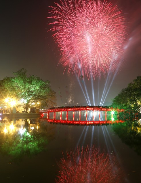 Hồ Gươm lung linh pháo hoa đêm Giao thừa - ảnh 10