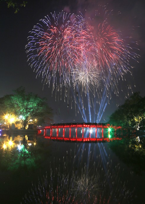 Hồ Gươm lung linh pháo hoa đêm Giao thừa - ảnh 7