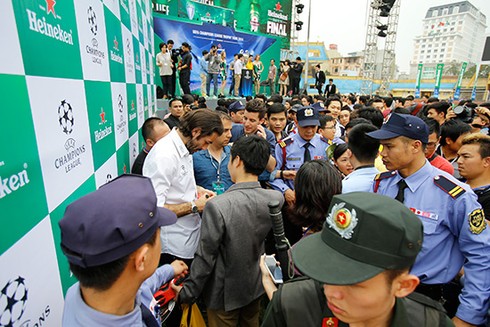 'Hỏa diệm sơn' đón danh thủ Robert Pires tại Hà Nội - ảnh 14