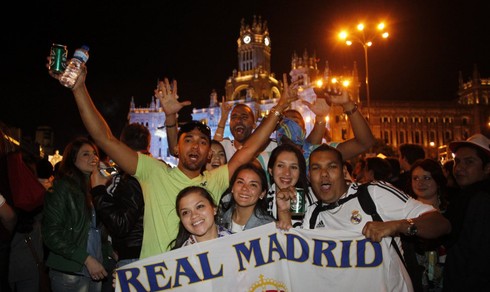 Real rước cúp xuyên đêm, Madridistas mở tiệc ở quảng trường - ảnh 12