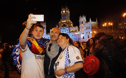 Real rước cúp xuyên đêm, Madridistas mở tiệc ở quảng trường - ảnh 11
