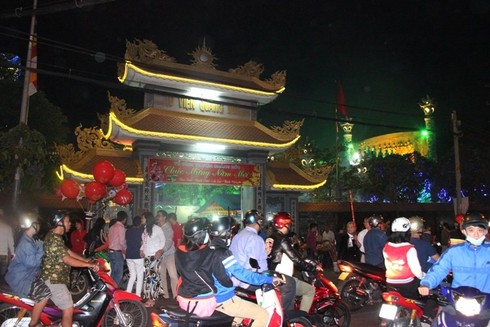 Chen chân lễ chùa, hái lộc đầu năm - ảnh 1