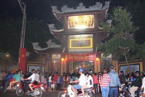 Chen chân lễ chùa, hái lộc đầu năm - ảnh 2
