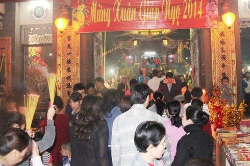 Chen chân lễ chùa, hái lộc đầu năm - ảnh 3
