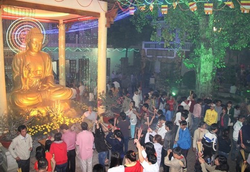Chen chân lễ chùa, hái lộc đầu năm - ảnh 5