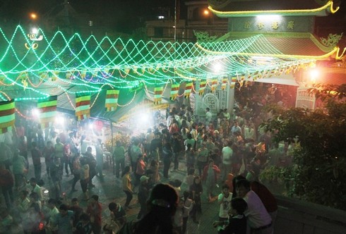 Chen chân lễ chùa, hái lộc đầu năm - ảnh 6