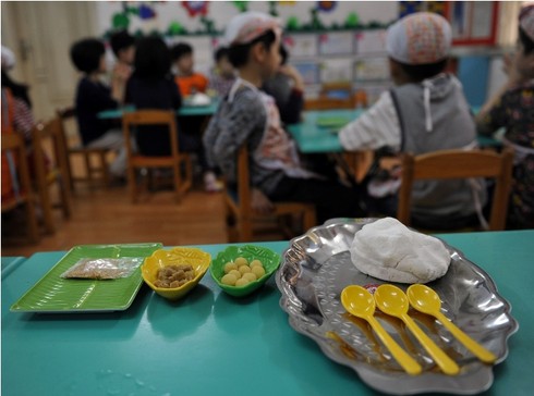 Ngắm con trẻ làm bánh đón Tết Hàn thực - ảnh 1