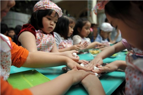 Ngắm con trẻ làm bánh đón Tết Hàn thực - ảnh 2