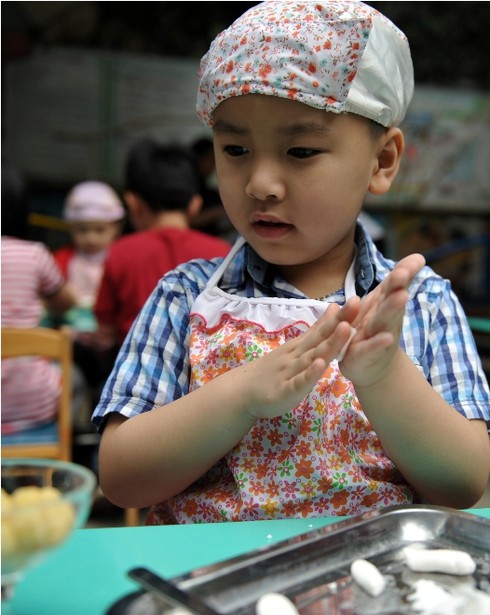 Ngắm con trẻ làm bánh đón Tết Hàn thực - ảnh 3