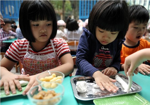 Ngắm con trẻ làm bánh đón Tết Hàn thực - ảnh 4