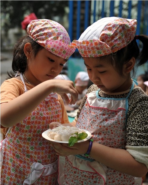 Ngắm con trẻ làm bánh đón Tết Hàn thực - ảnh 9