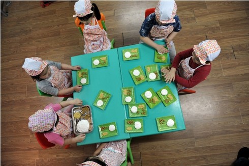Ngắm con trẻ làm bánh đón Tết Hàn thực - ảnh 13